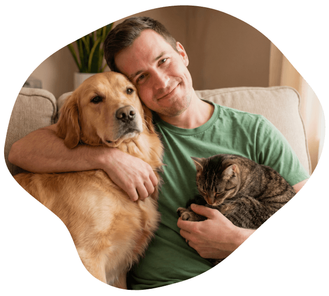 Colaborador com cachorro e gato