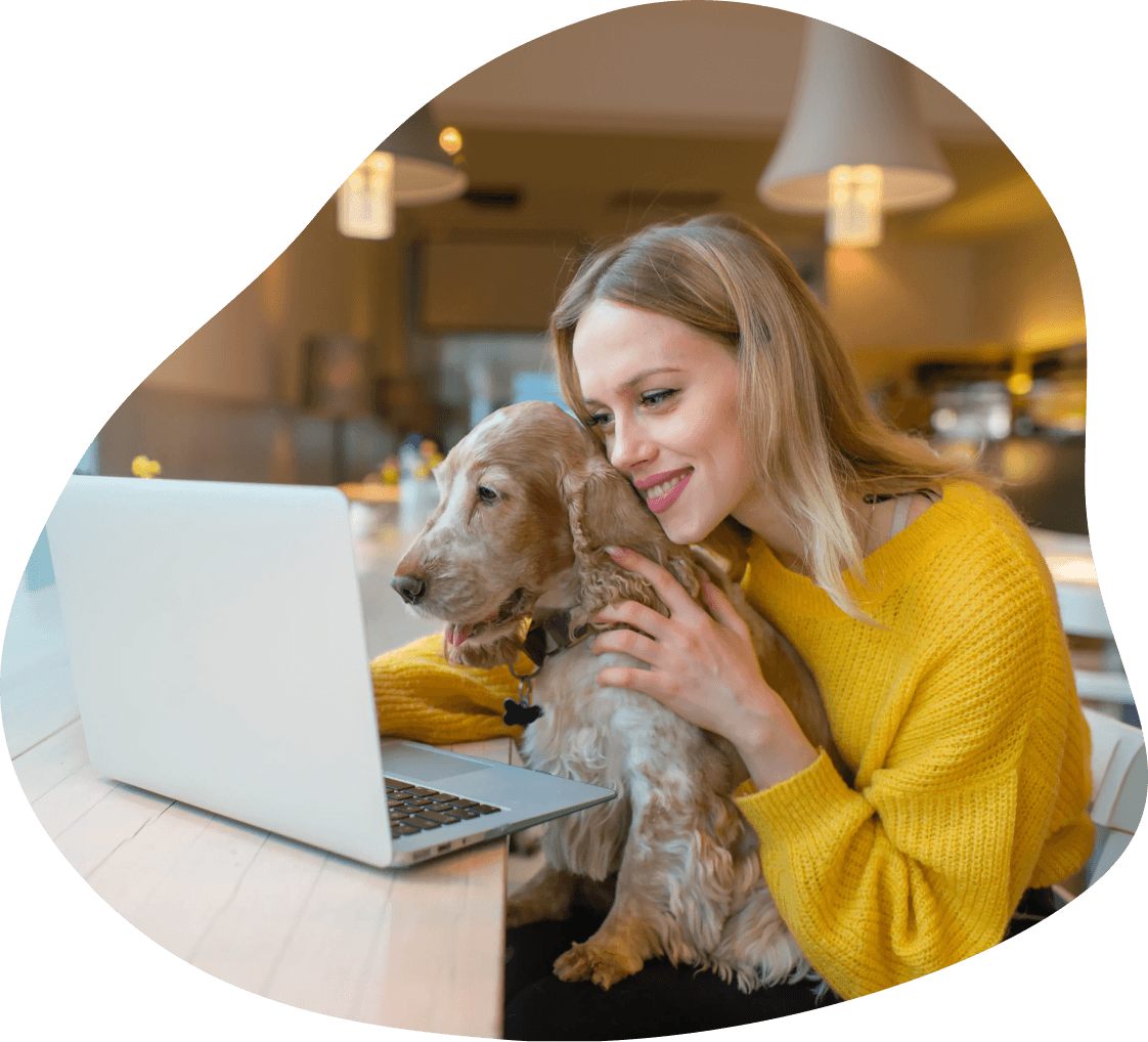 Tutora realizando atendimento veterinário online com seu pet