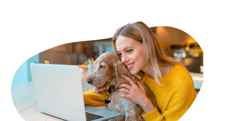 Tutora realizando atendimento veterinário online com seu pet